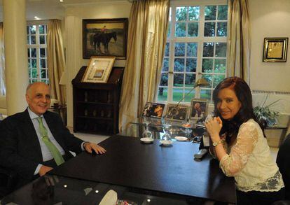 Carlos Bulgheroni y la expresidenta Cristina Fern&aacute;ndez de Kirchner en 2013.
