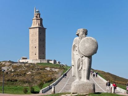 La estatua de H&eacute;rcules y su Torre, que es el faro romano m&aacute;s antiguo del mundo en funcionamiento.