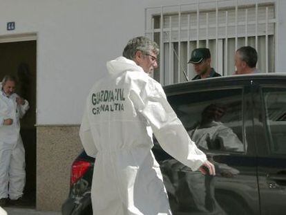 La Guardia Civil sale de la casa del matrimonio, en Peal de Becerro (Jaén).