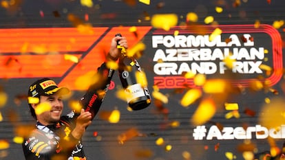 Sergio Pérez, piloto de Red Bull, celebra su victoria en el GP de Azerbaiyán.
