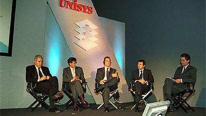 Participantes en el debate sobre informática y empresa organizado el pasado martes en Madrid por Unisys.