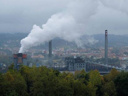 Vista de la siderúrgica Arcelor Mittal, en Avilés (Asturias), desde el alto de Valliniello. 