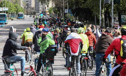 Manifestación ciclista, el pasado abril, reclamanado un carril en Castellana. 