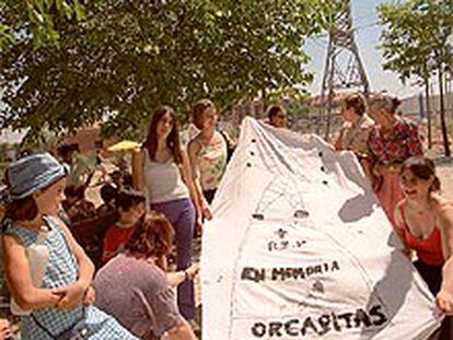 Protesta vecinal en Orcasitas contra una torre de alta tensión.