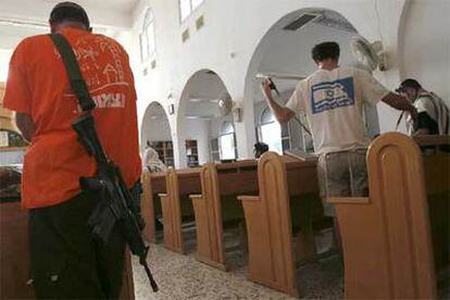 Un militante &#39;anaranjado&#39; acude armado a la oración de la mañana en la sinagoga de Atzmona, en Gaza.