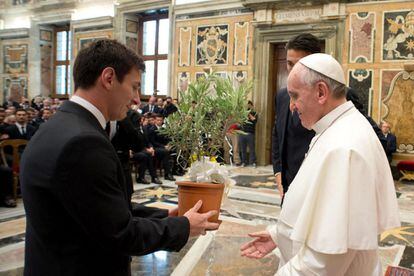 El papa Francisco recibiendo un árbol de olivo de manos del jugador de la selección argentina de fútbol, Lionel Messi (i), durante una audiencia en el Vaticano, el 13 de agosto de 2013.