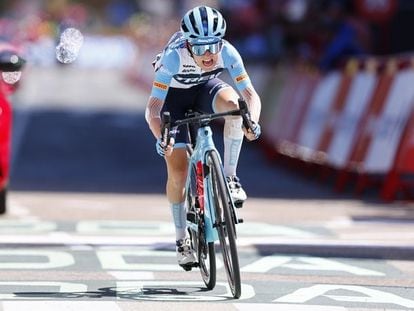Gaia Realini (Trek-Segafredo) gana la sexta etapa de la Vuelta femenina en Laredo (Cantabria).
