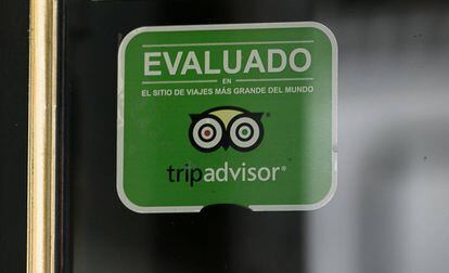 El cartel de Tripadvisor en la entrada de un local en el centro de Barcelona.