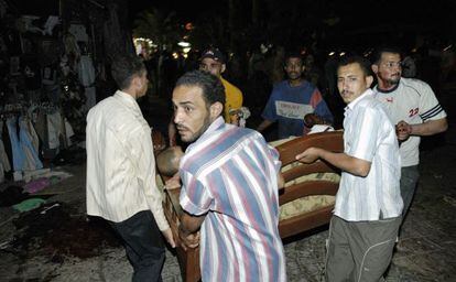En la imagen, un grupo de personas socorre a uno de los heridos en los atentados de Dahab.