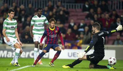 Neymar supera a Forster para anotar el cuarto gol.  