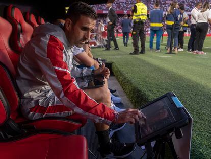 Un analista del Sevilla FC usa el Video Review System en el banquillo del equipo andaluz el pasado 1 de mayo.