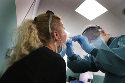 Una sanitaria toma muestras para una PCR en un centro de salud en Rubí (Barcelona).