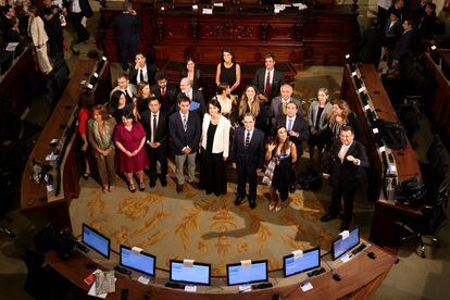 El grupo de expertos que redacatará una propuesta de nueva Constitución para Chile posa tras asumir sus cargos en la sede del Senado en Santiago de Chile, el 6 de marzo de 2023.