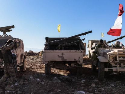 El grupo Hezbolá despliega sus armas en un puesto de observación en el norte de Líbano, en 2017.