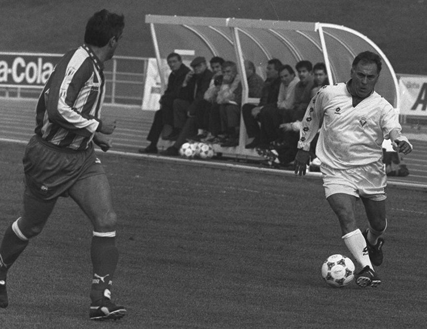 Amancio (a la derecha) y Clemente, durante una jugada delpartido disputado entre las viejas glorias del Real Madrid y del Atlético de Madrid, en 1994.