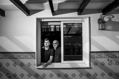 José Ramón Trillo y su padre, en su casa en Jódar, Jaen.