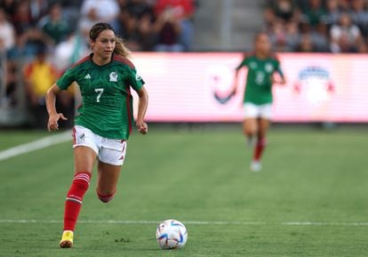 La futbolista mexicana Scarlett Camberos durante un partido en Los Ángeles, en septiembre de 2022.
