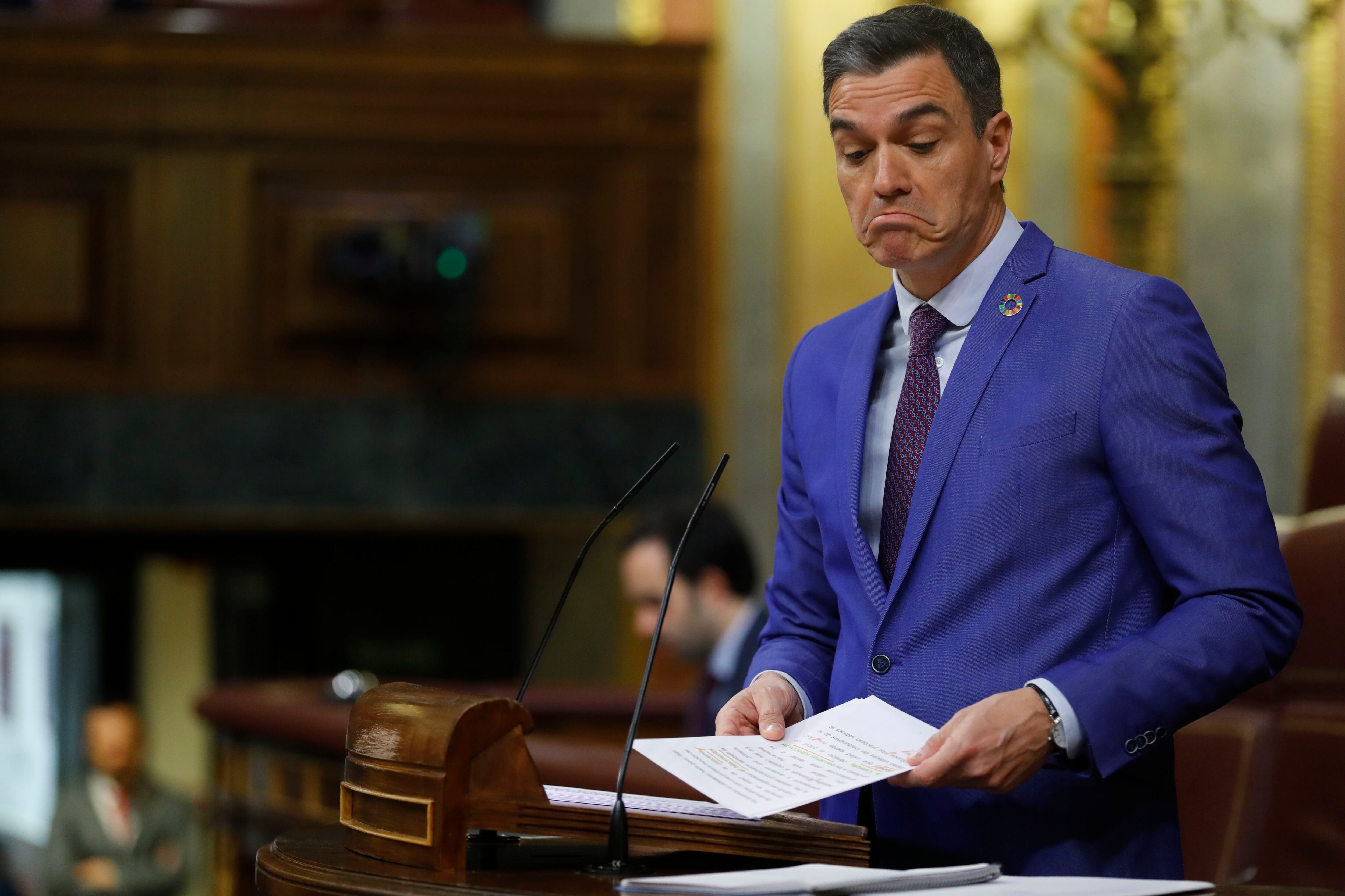 El presidente del Gobierno, Pedro Sánchez, da la réplica al líder de Vox, Santiago Abascal. 