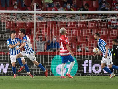 Aritz Elustondo, con el brazalete de capitán, celebra uno de sus goles al Granada