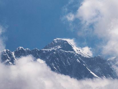 Imagen de la cima del Everest visto desde Namche Bazar, en Nepal.
