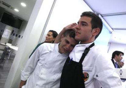 Los estudiantes de cocina andaluces Víctor Ayoso y Cristóbal Muñoz, emocionados tras conocer su premio en Le Cordon Bleu.