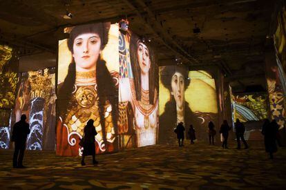 Pruebas de luz y sonido previas a la inauguración de la exposición, 'Klimt y Viena, un siglo de oro y de colores'. La instalación se podrá visitar desde el 7 de marzo de 2014 al 4 de enero de 2015 en las Canteras de Luces de Les Baux-de-Provence, Francia.