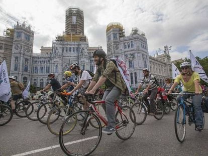 Cientos de personas pedalean este domingo en Madrid para pedir un carril bici en la Castellana y por una movilidad sotenible. 