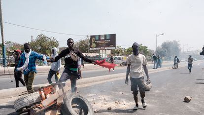 Manifestantes bloquean una carretera en Dakar este jueves.