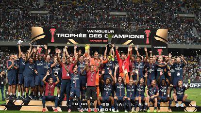 El PSG festeja en Tánger la Supercopa francesa del curso pasado.