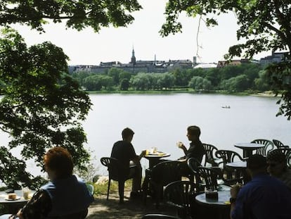 Terraza de un café frente a la bahía de Toolonlahti, en Helsinki.