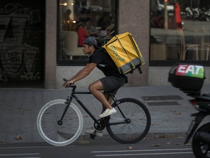 Un Rider de Glovo en el centro de Barcelona.