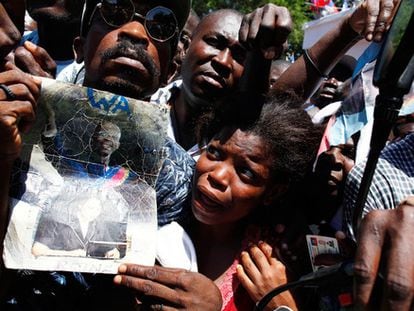 Seguidores del expresidente haitiano Jean Bertrand Aristide esperan su llegada en su casa de Puerto Príncipe.