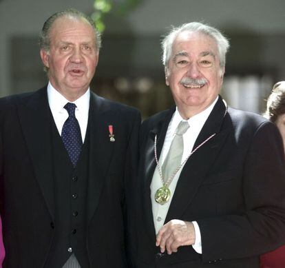 El poeta posa junto al rey don Juan Carlos en el claustro de la Universidad de Alcalá de Henares tras recibir el Premio Cervantes en 2001.