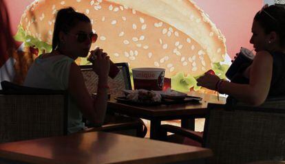 Dos clientes en una hamburgueser&iacute;a de Madrid. 