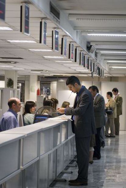 Contribuyentes del IRPF en la oficina de Hacienda de la plaza Letamendi de Barcelona.