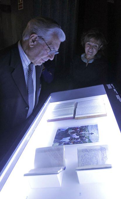El premio Nobel de literatura Mario Vargas Llosa visita la exposición de 'El País' junto a Carmen Caffarel en el Instituto Cervantes de Madrid.