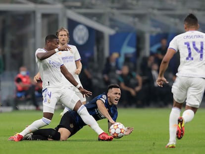 Alaba y Lautaro luchan por un balón ante las miradas de Casemiro y Modric.