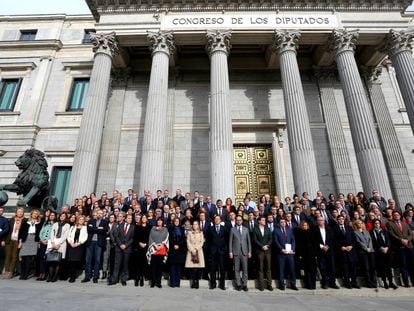 Diputados de distintos grupos frente al Congreso. 