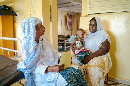 Hawa, una de las madres que está con su bebé en el hospital de Selibaby, habla con Sophie, la jefa de las enfermeras de la unidad de desnutrición.  
