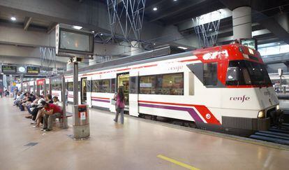 Tren de Cercanías de Renfe en la estación madrileña de Atocha.
