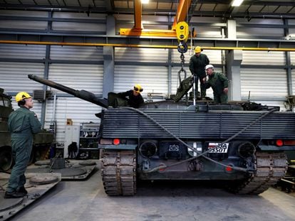 Militares polacos realizan un ejercicio de reparación de tanques Leopard 2 PL, este martes en Swietoszow.