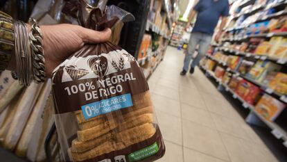 Un pan de molde integral con calificación A en Nutri-Score, en un supermercado de Madrid.