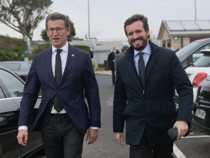 El presidente del Partido Popular, Pablo Casado (derecha) y el presidente de la Xunta de Galicia, Alberto Núñez Feijóo, durante una visita del líder del PP a A Coruña el pasado diciembre.