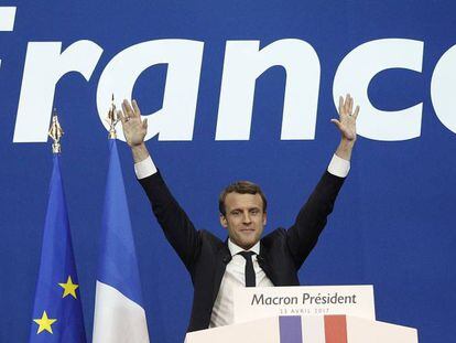 El candidato socioliberal a las elecciones presidenciales francesas, Emmanuel Macron, celebra su victoria en la primera ronda de las elecciones en Par&iacute;s (Francia).