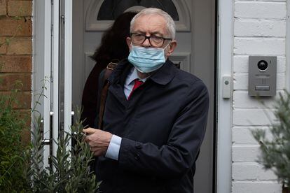 El exlíder laborita, Jeremy Corbyn, sale de su domicilio en Londres el 29 de octubre de 2020.