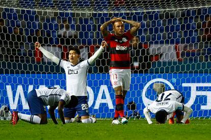 Everton, del Flamengo, lamenta la derrota mientras los jugadores del Al Hilal celebran el triunfo este martes en Tánger.