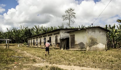 Un joven empleado de Furukawa camina hacia su vivienda en la hacienda Hilda 2.