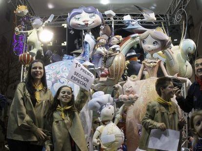 Los falleros de la comisi&oacute;n Duc de Gaeta-Pobla de Farnals celebran el primer premio de las fallas infantiles.