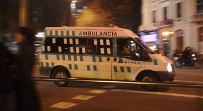 Una ambulància circula per un carrer de Barcelona.