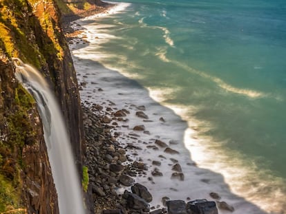 La cascada de Kilt Rock, en la isla de Skye (Escocia).